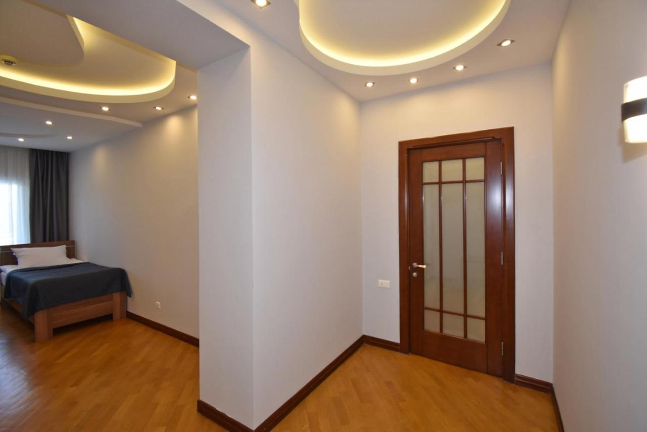 Прекрасная 4-Ех Комнатная Квартира В Самом Центре Erivan Exterior foto